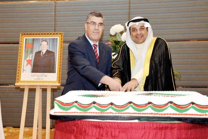 الوزير يعقوب الصانع مشاركا السفير الجزائري خميسي عريف قطع كعكة الاحتفال
