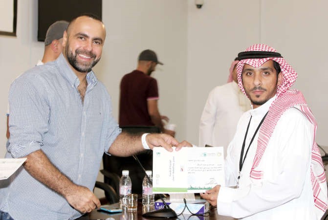 الزميل خليل حيدر يسلم احد الخريجين شهادته ﻿