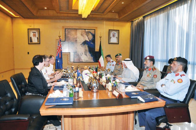 الشيخ خالد الجراح خلال لقائه مع نائب رئيس قوات الدفاع الاسترالي الفريق بحري راي جريج والوفد المرافق له