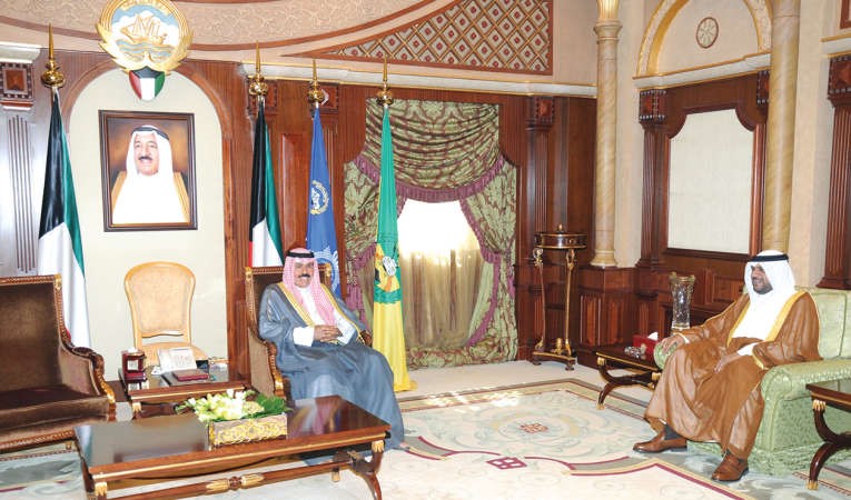 سمو ولي العهد لدى استقباله الشيخ احمد المنصور 