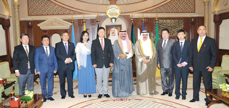 سمو ولي العهد الشيخ نواف الاحمد مستقبلا الفريق م ثابت المهنا ومحافظ مدينة هنتي المنغولية والوفد المرافق له 