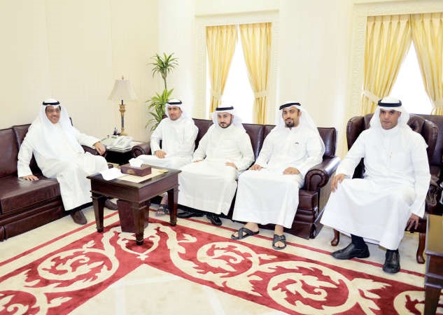 نائب رئيس مجلس الامة مبارك الخرينج خلال لقائه اعضاء حملة ناطر بيت﻿