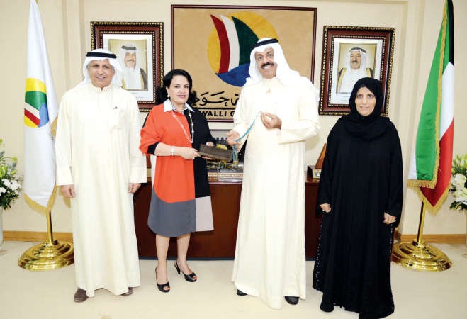 الشيخ احمد النواف يتلقى اهداء فاطمة الامير﻿