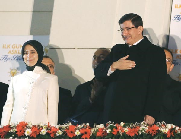 رئيس الحكومة احمد داود اوغلو وقرينته خلال القائه خطاب الشرفة بعد فوز حزب العدالة والتنمية	اپ
