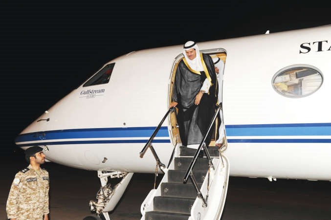 الشيخ سلمان الحمود لدى وصوله قادما من سلطنة عمان 
