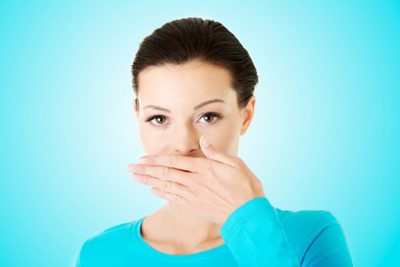 10 طرق طبيعية للتخلص من رائحة الفم الكريهة