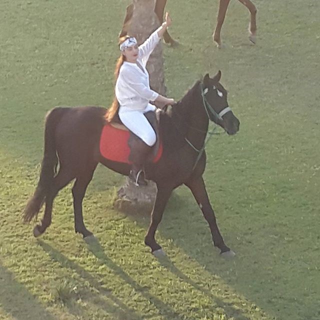 بالصور.. "شيريهان" وقصة حب مع الخيول برعاية أحمد مظهر
