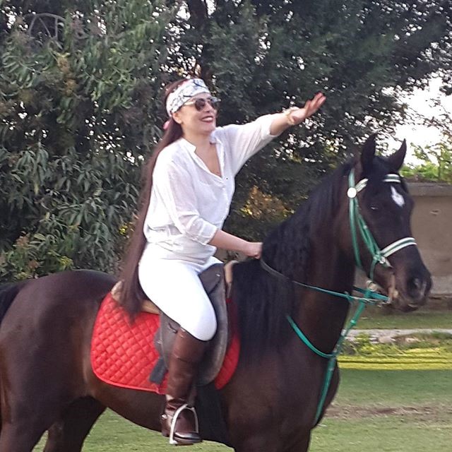 بالصور.. "شيريهان" وقصة حب مع الخيول برعاية أحمد مظهر