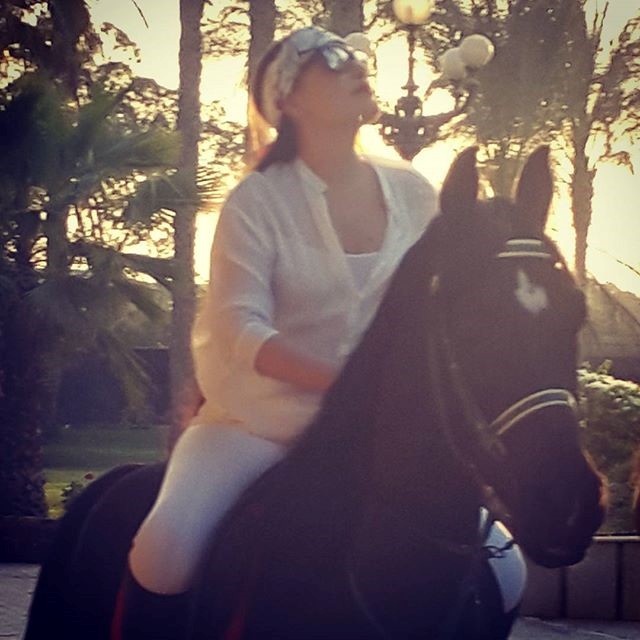 بالصور.. "شيريهان" وقصة حب مع الخيول برعاية أحمد مظهر