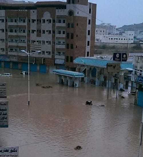 بالصور.. إعصار شابالا يهدم عشرات المنازل في المكلا 