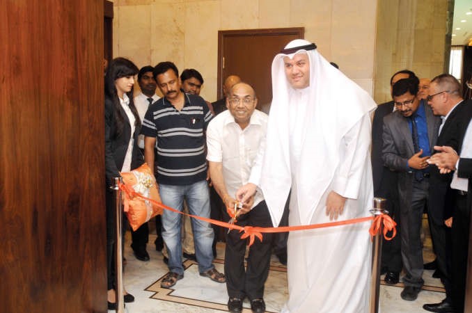  السفير الهندي سونيل جين ورئيس تحرير كويت تايمز الزميل عبدالرحمن العليان يفتتحان المعرض ﻿