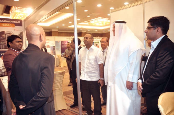 الاستماع لبعض المشاركين في المعرض﻿