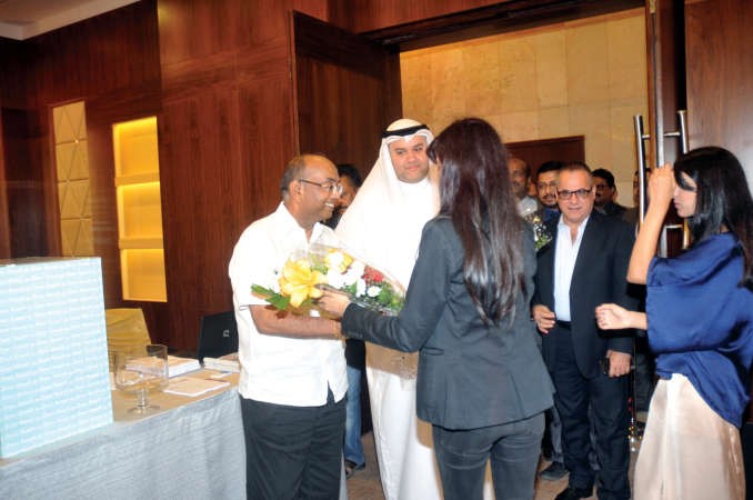 باقة زهور للسفير الهندي﻿