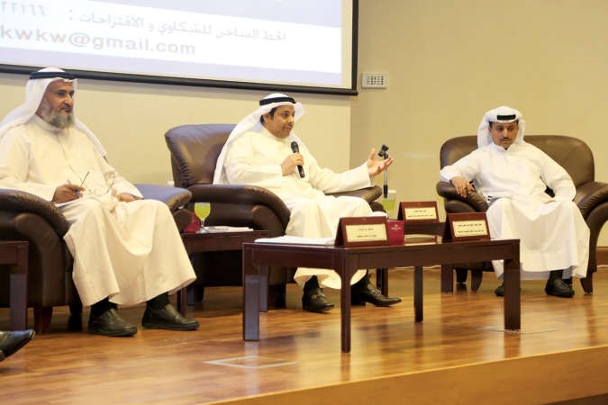 يعقوب الصانع متحدثا خلال اللقاء بحضور دالزمانان وفيصل الخميس خلال اللقاء