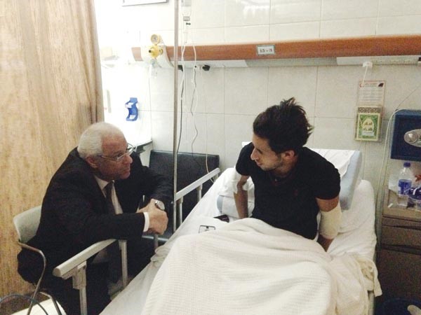 السفير ياسر عاطف خلال زيارته المصاب محمد بكر