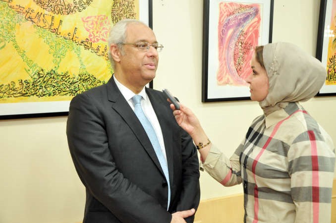 السفير ياسر عاطف متحدثا الى الزميلة هالة عمران