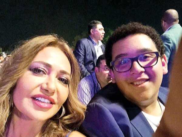 ليلى علوي مع ابنها﻿