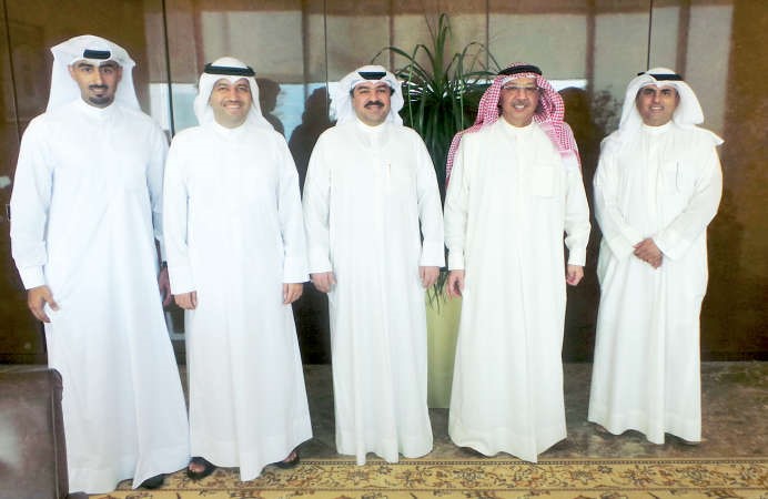 الشيخ محمد الجراح وانور بوخمسين وعبدالعزيز عاشور مع عدد من مسؤولي البنك والنادي ﻿