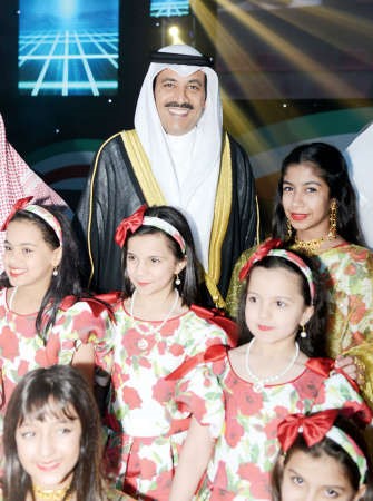 العتيبي مع عدد من الزهرات﻿