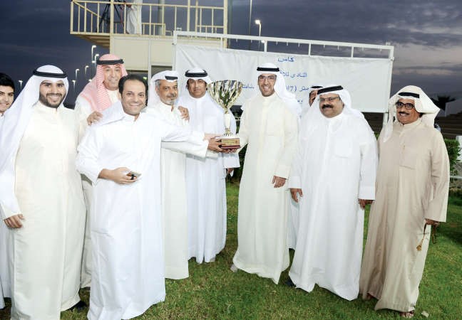 الشيخ ضاري الفهد يسلم الكاس للفائز﻿