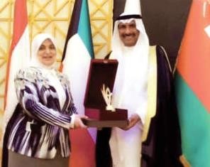 الحماد متسلما الجائزة من الوزيرة هند الصبيح ﻿