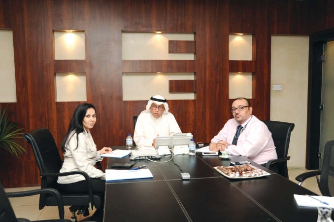 الامين العام للهيئة العامة لمكافحة الفساد احمد الرميحي مع الزميلين رئيسة قسم المحليات عفاف مختار واسامة دياب