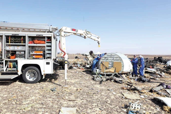 خبراء وزارة الطوارئ الروسية خلال العمل على تجميع حطام الطائرة من موقع الحادث اپ