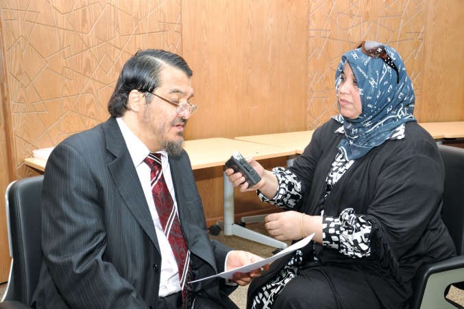 د توفيق خوجة متحدثا الى الزميلة هناء السيد ناصر عبد السيد