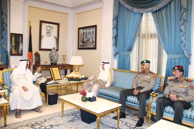 الشيخ مشعل الاحمد مستقبلا الشيخ خالد الجراح والفريق الركن محمد الخضر والفريق الركن الشيخ عبدالله النواف ﻿