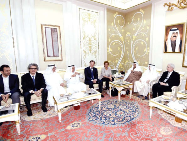 سمو الشيخ ناصر المحمد مستقبلا وفد جامعة جنيف﻿