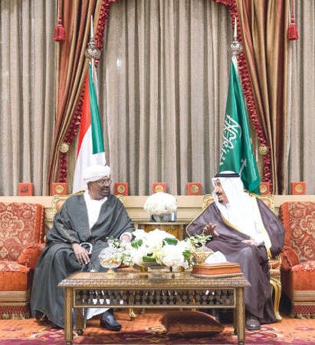 خادم الحرمين الشريفين الملك سلمان بن عبدالعزيز والرئيس السوداني عمر البشير خلال توقيع الاتفاقيات الاربعة