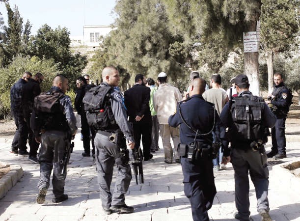 مستوطنون يهود يقتحمون الاقصى مجددا امس في حراسة شرطة الاحتلال	 افپ﻿