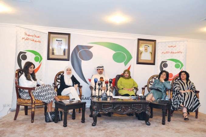 نجلاء النقي ود سهام الفريح ود سلوى الجسار ود جنان بوشهري ود هالة الحميدي خلال الندوة قاسم باشا