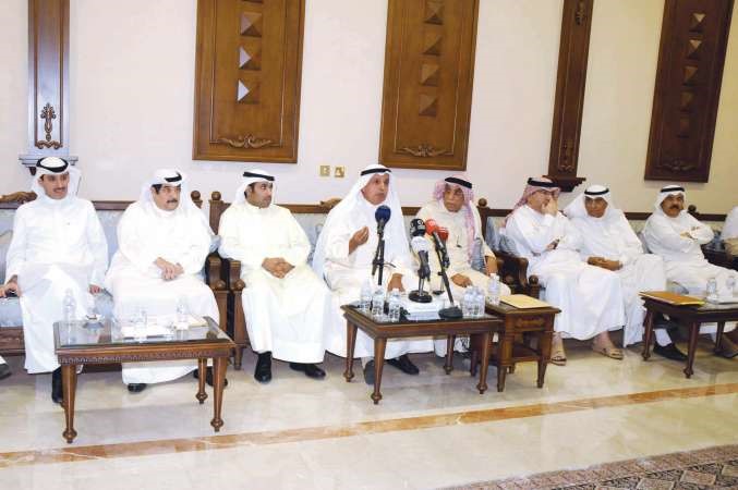  عبدالله الرومي متحدثا خلال الندوة ويبدو صالح الملامحمد خلوصي