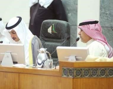 عبدالله التميمي بجانب الرئيس الغانم على المنصة﻿