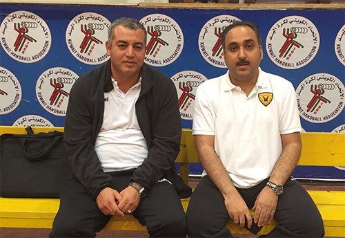 مشرف القادسية عمر الزعابي مع مدرب الفريق المعز بن محفوظ