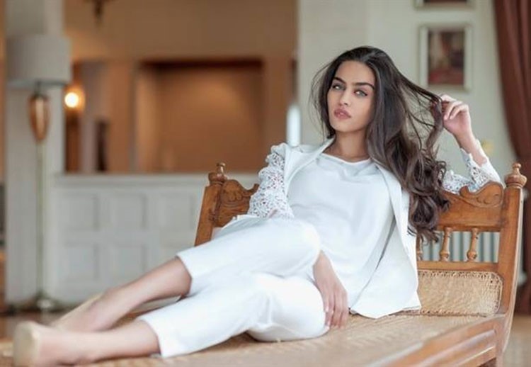 بالصور.. هذه هي ملكة جمال تركيا العراقية الاصل التي ينوي لاعب “آرسنال” اوزيل الارتباط بها