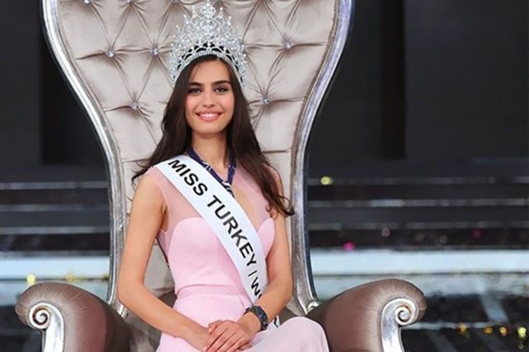 بالصور.. هذه هي ملكة جمال تركيا العراقية الاصل التي ينوي لاعب “آرسنال” اوزيل الارتباط بها