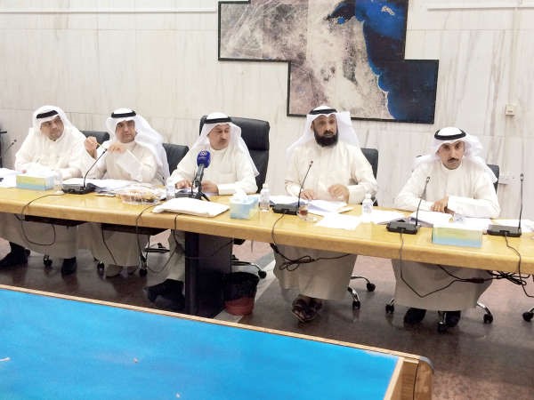 عادل الميع مترئسا الاجتماع
