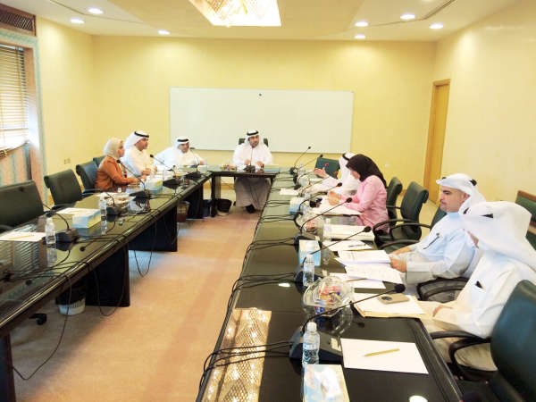 اسامة العتيبي خلال ترؤسه اجتماع اللجنة
