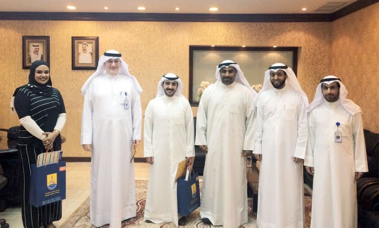 وليد الحساوي ومرزان الدعيج مع المشاركين في حفل توقيع الاتفاقية