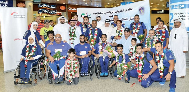 موظفو البنك في استقبال الابطال
