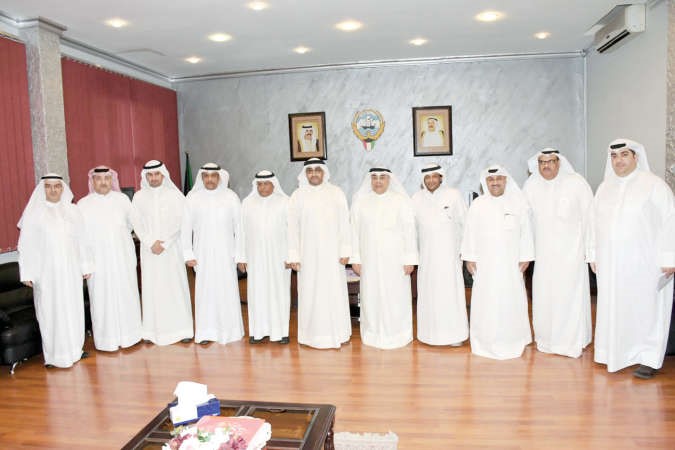 فيصل المقصيد مع عدد من المشاركين في الندوة﻿