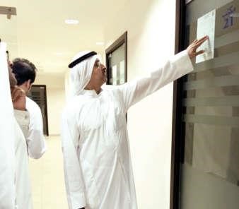 عبدالله المطوطح يطلع على الاوراق الثبوتية في احدى الشركات﻿