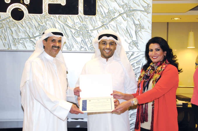 د احمد الاثري وفاطمة العازمي يكرمان احمد العيسى