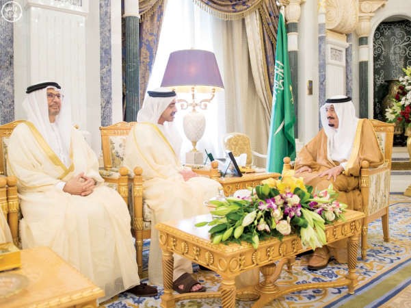 خادم الحرمين الشريفين الملك سلمان بن عبدالعزيز مستقبلا الشيخ عبدالله بن زايد والوفد المرافق واس