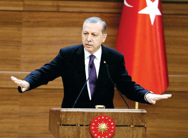 الرئيس رجب طيب اردوغان متحدثا خلال اجتماع مع المخاتير في القصر الرئاسي امس افپ
