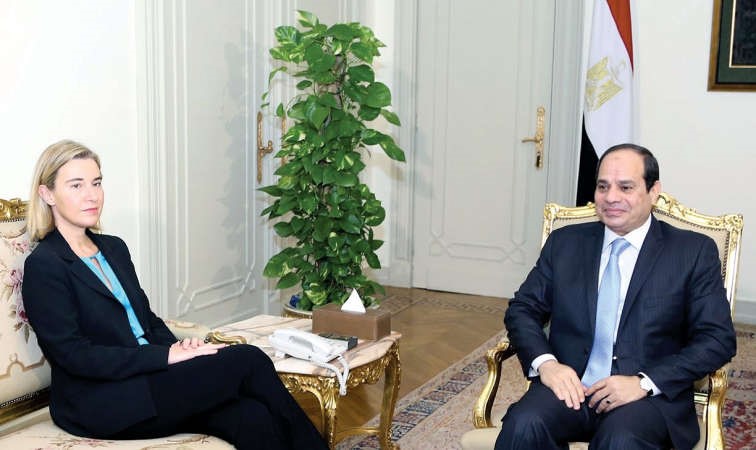 الرئيس المصري عبدالفتاح السيسي مستقبلا فيديريكا موغيريني نائب رئيس المفوضية الاوروبية والممثلة العليا للسياسة الخارجية والامنية للاتحاد الاوروبي مساء امس الاول افپ