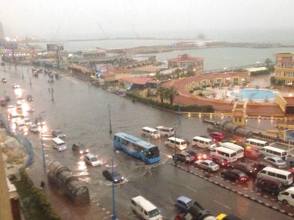 جانب من الصور المتداولة لاثار السيول على محافظة الاسكندرية على مواقع التواصل
