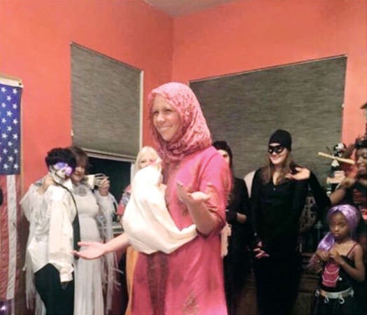 صورة المراة المتنكرة بزي لاجئة سورية 